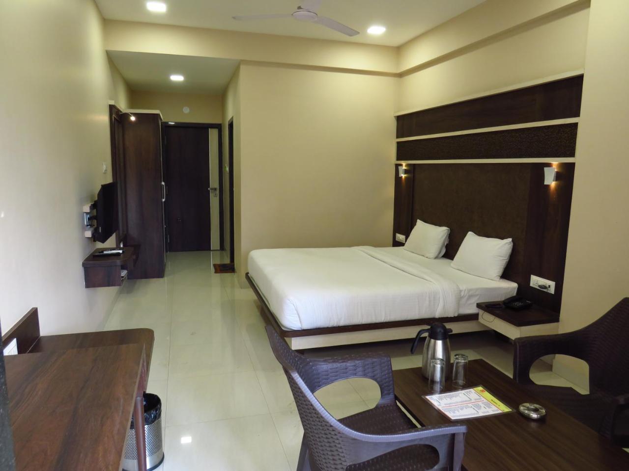 City Palace Resort لونافالا المظهر الخارجي الصورة